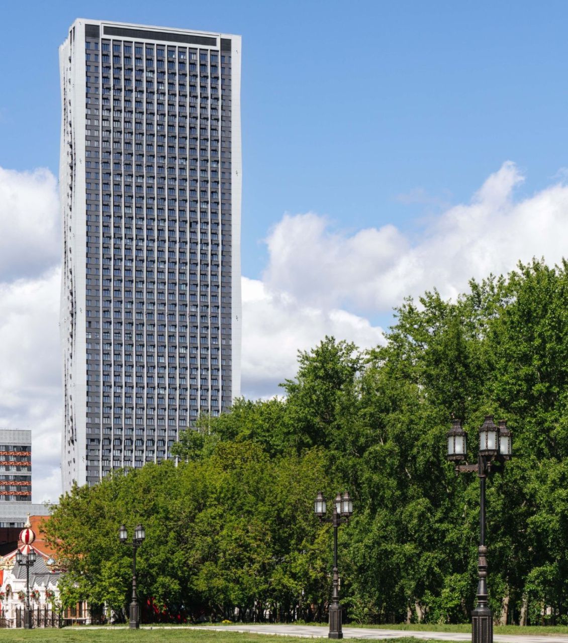 фасад дома, здание по адресу г Москва, пр-д Серебрякова, д 11 к 2